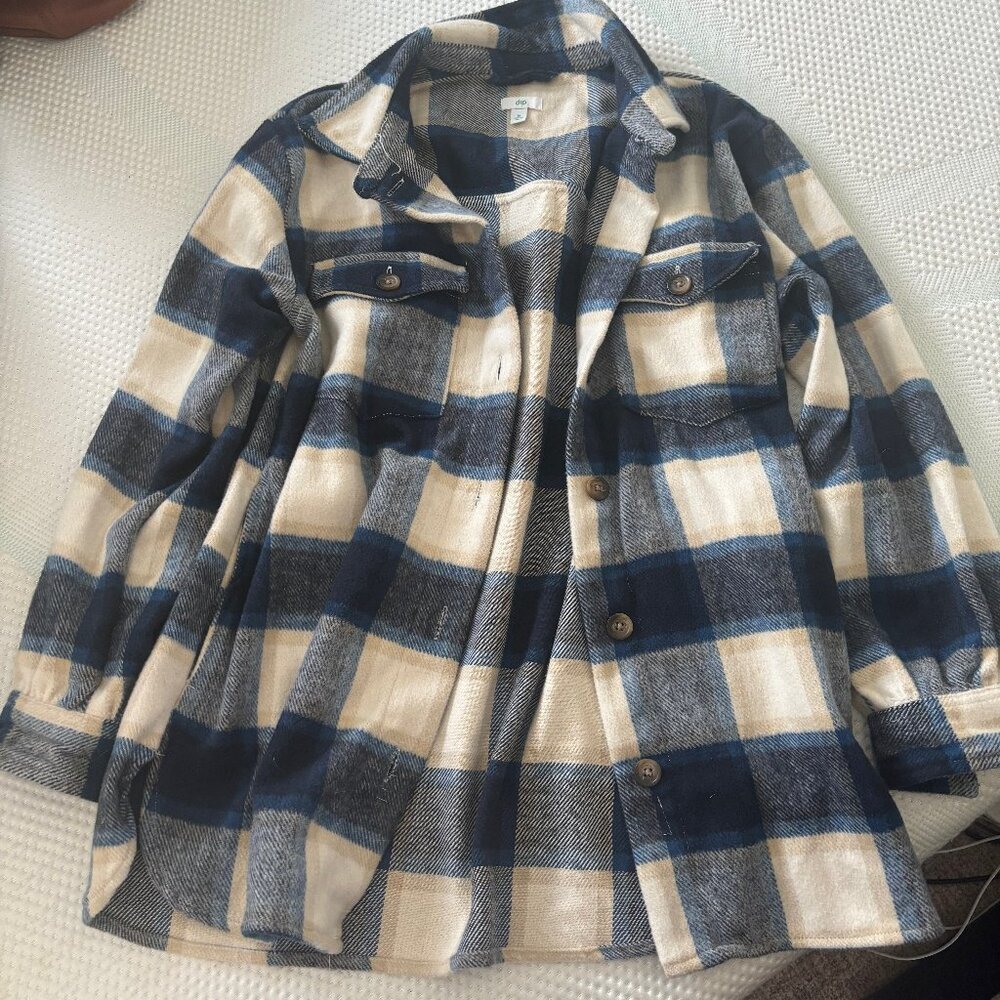Cute plaid "shacket" (shirt jacket) with side pockets